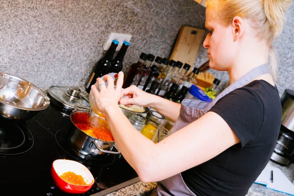 Mühlenfeld - Mareille Willmann beim kochen